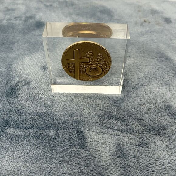 Vintage Christian Broadcasting Co Commemorative Coin in Acrylic Paperweight - Picture 3 of 8